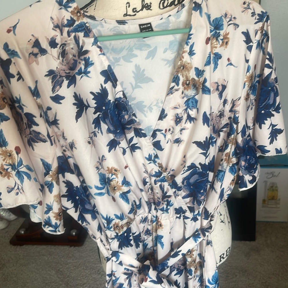 SHEIN Blue and Tan Floral Romper with Flutter Sleeves in Size XL - Picture 6 of 12